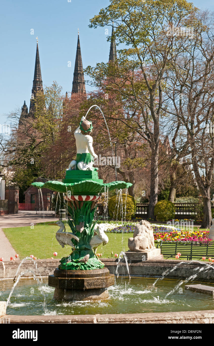 Fontaine dans les jardins du parc Beacon Lichfield Staffordshire England avec Cathédrale et ancienne bibliothèque derrière Banque D'Images