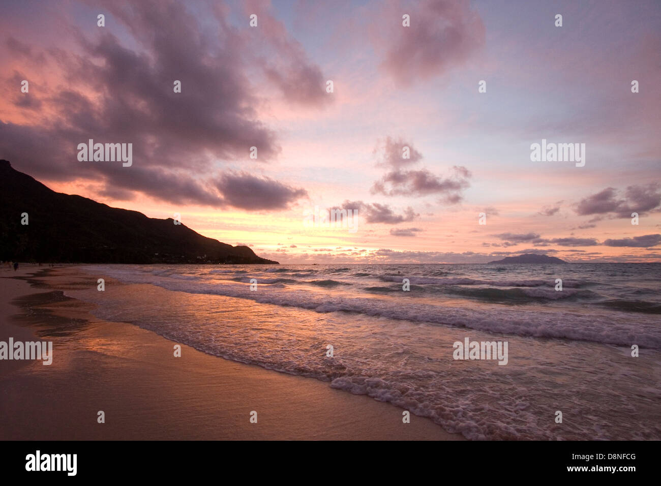 Coucher de soleil sur une magnifique plage à Mahé, Seychelles. Banque D'Images