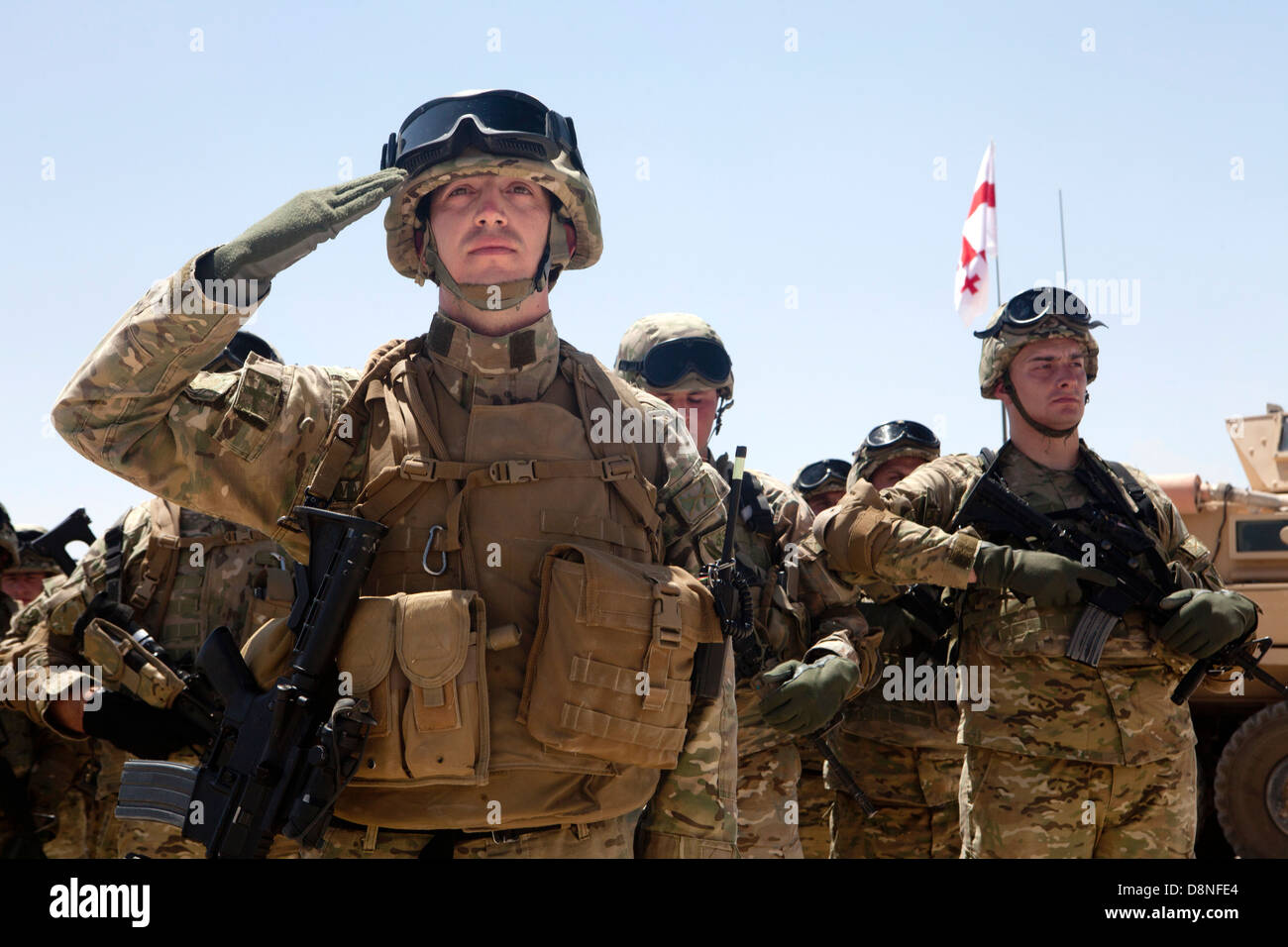 Soldats géorgiens militaires durant la lecture de l'hymne national géorgien, le 26 mai 2013 au Camp Sapadalure, Afghanistan. Le Président de la République de Géorgie Mikhaïl Saakachvili, s'est rendu à la base d'assister à une cérémonie du jour de l'indépendance géorgienne. Banque D'Images