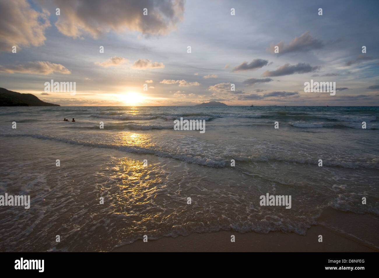 Coucher de soleil sur une plage des Seychelles. Banque D'Images