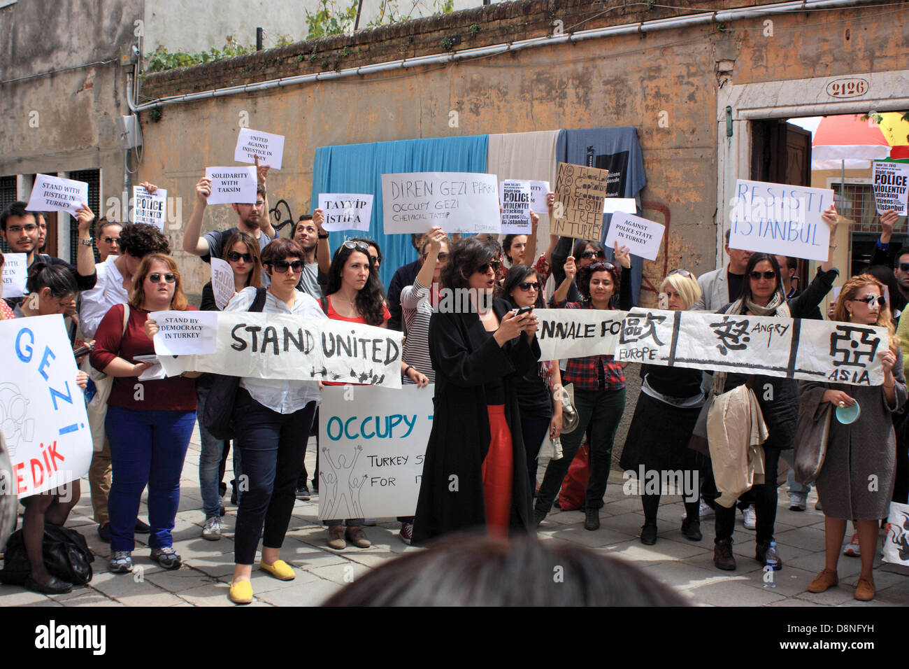 Venise, 1er juin 2013. Les gens en face de l'entrée de la Biennale de l'Arsenale pour appuyer les manifestants turcs. Banque D'Images