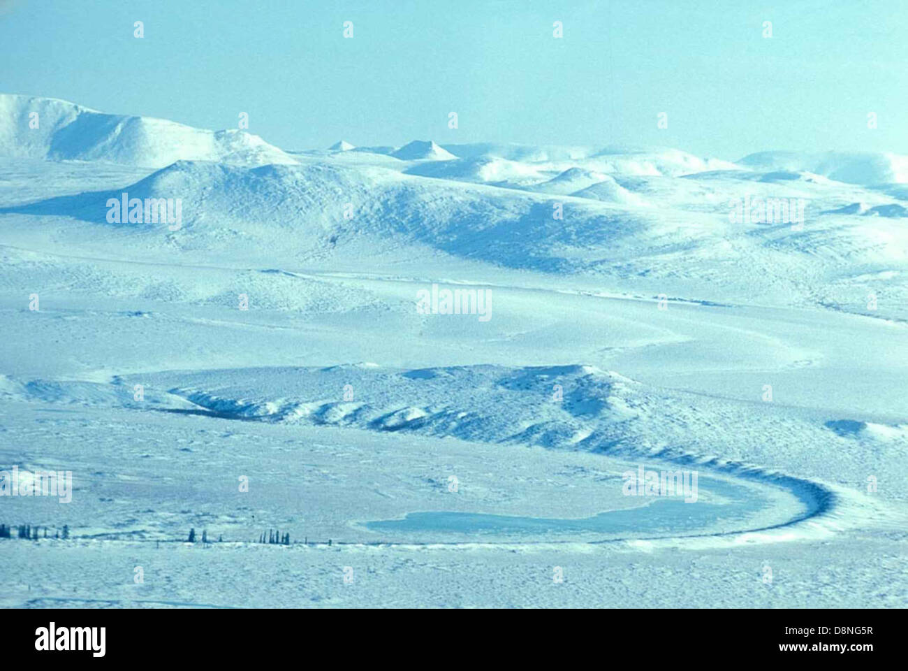 Jour blanc dans les montagnes enneigées. Banque D'Images