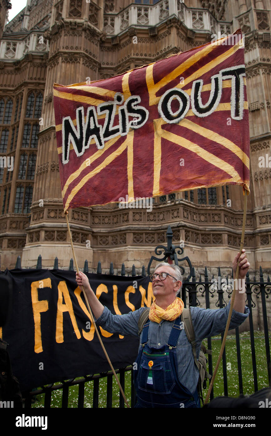 Londres, Royaume-Uni. 1er juin 2013. Un manifestant antifasciste contient jusqu'une bannière disant "nazis" dans le sens où les partisans de BNP ont été recueillies. Credit : Nelson Pereira/Alamy Live News Banque D'Images