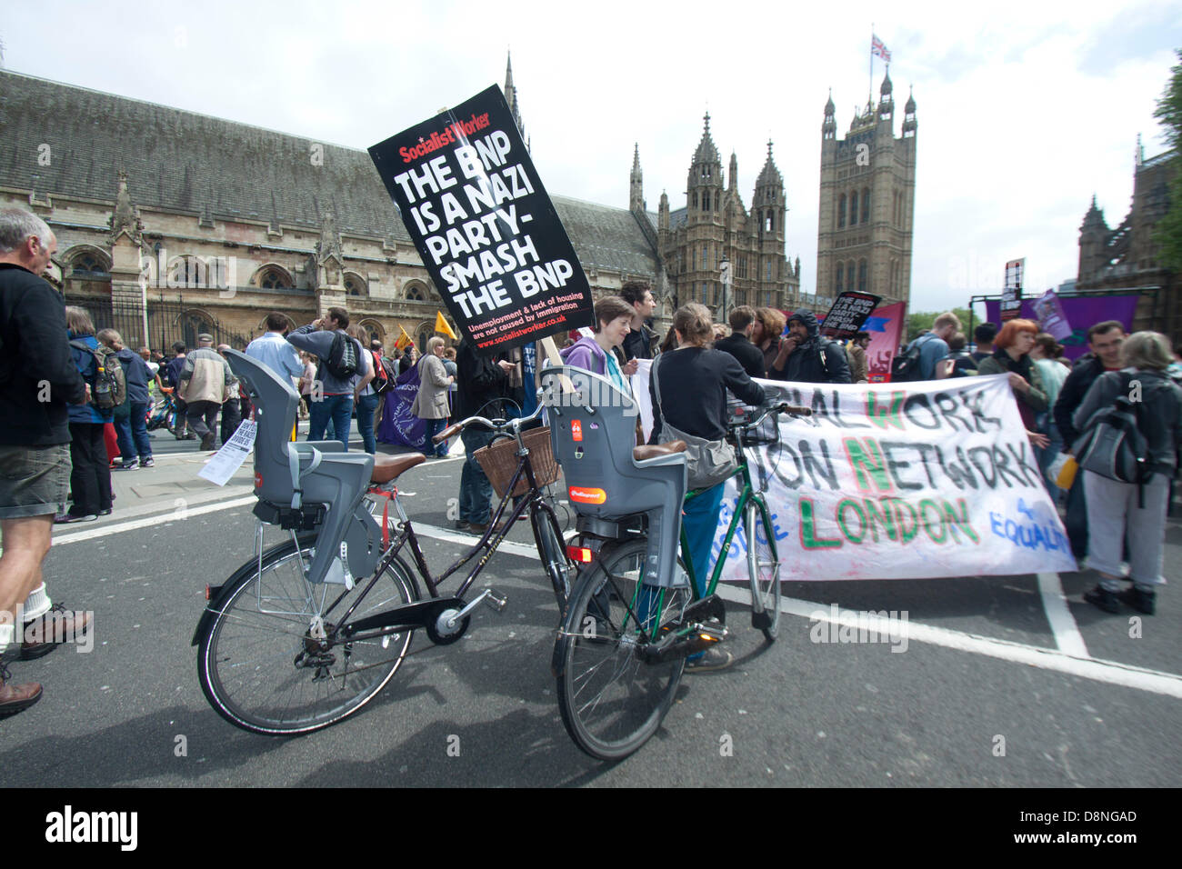 London UK. 1er juin 2013. Les manifestants fascistes une étape rassemblement contre les membres du Parti national britannique (BNP) qui tiennent un rassemblement au Palais de Westminster avec une grande présence de la police pour garder de l'autre. rivaux Credit : amer ghazzal/Alamy Live News Banque D'Images