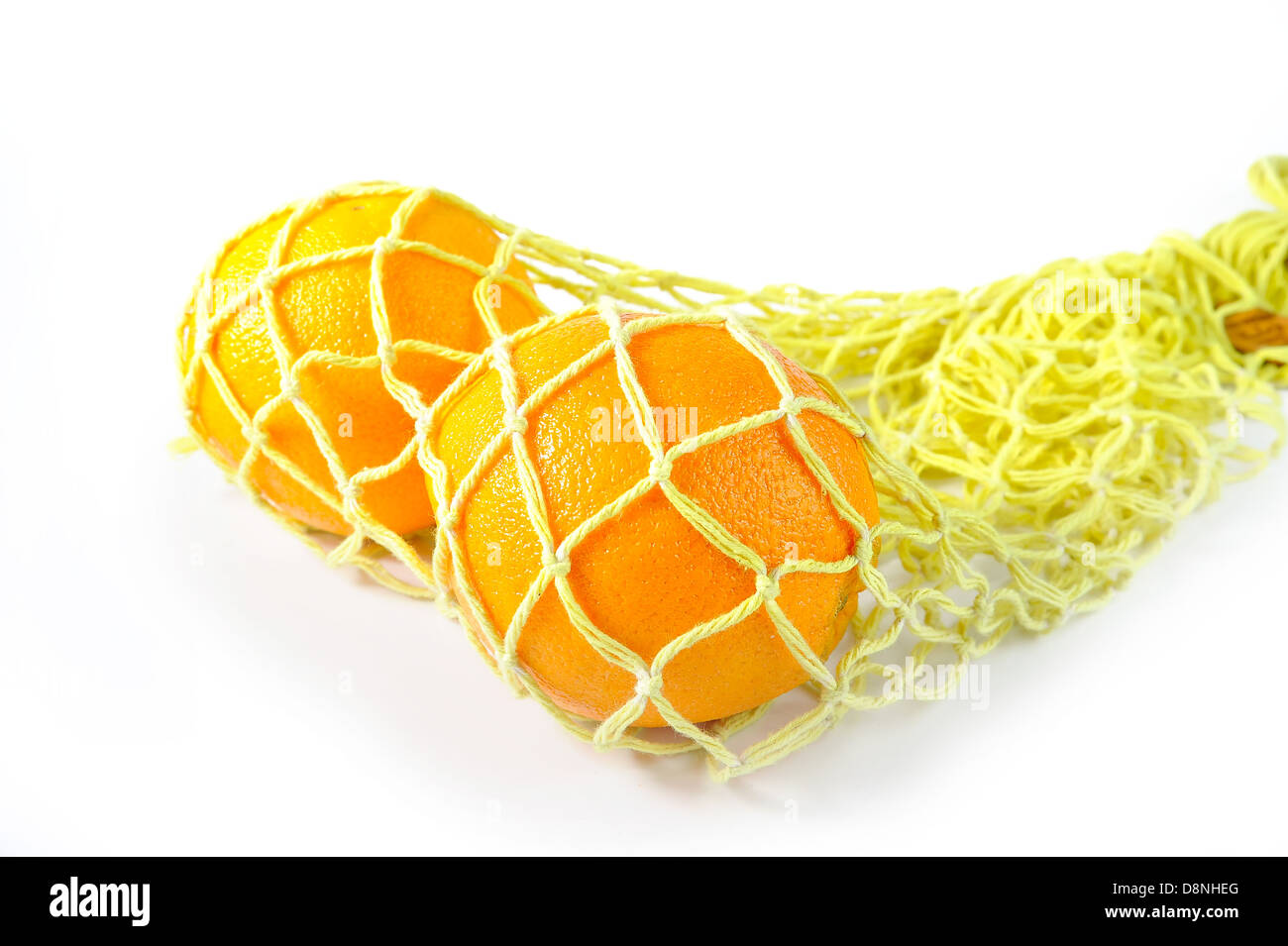 Sac chaîne jaune avec des oranges sur le fond blanc Banque D'Images