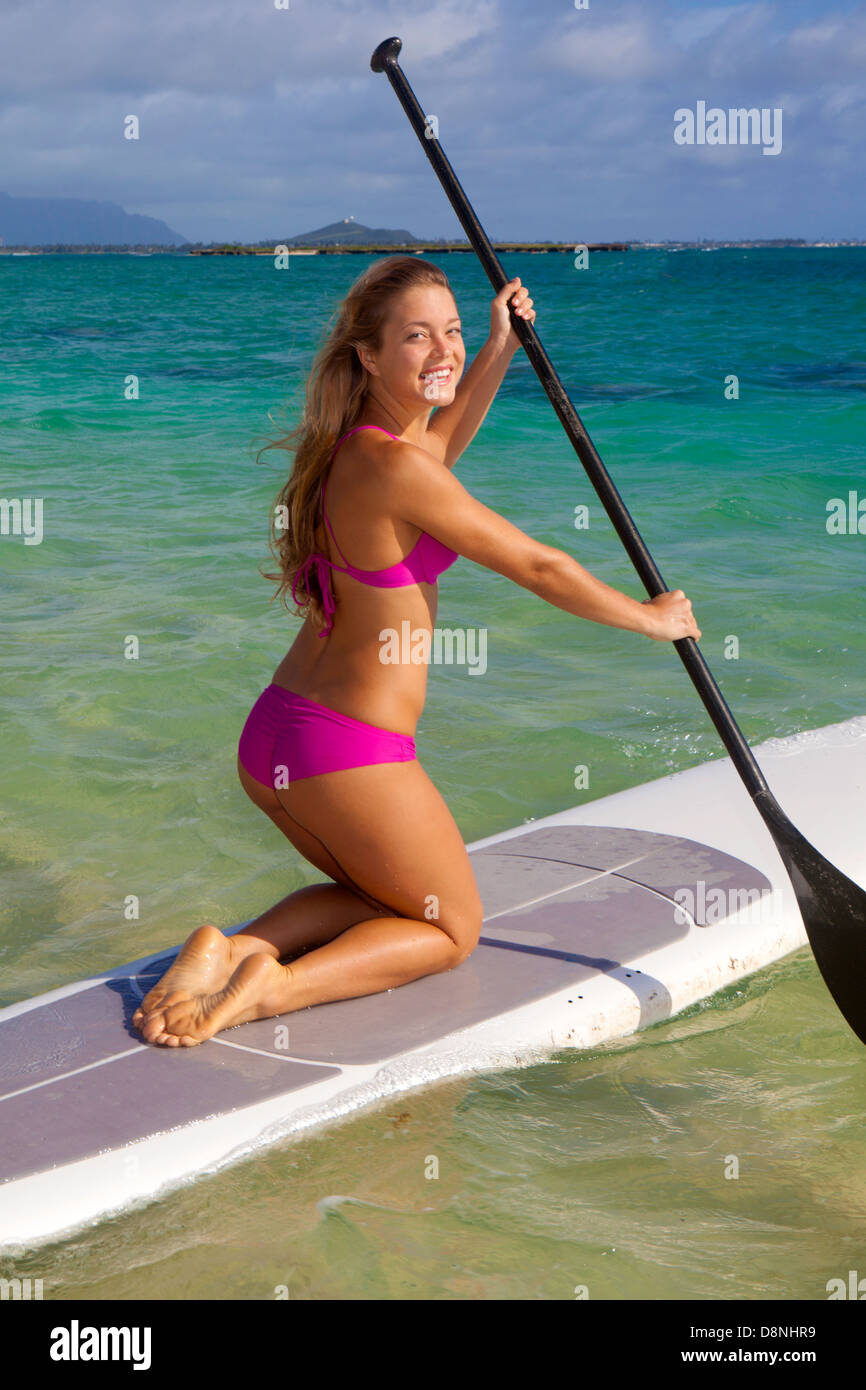 Belle blonde en bikini on paddle board Banque D'Images