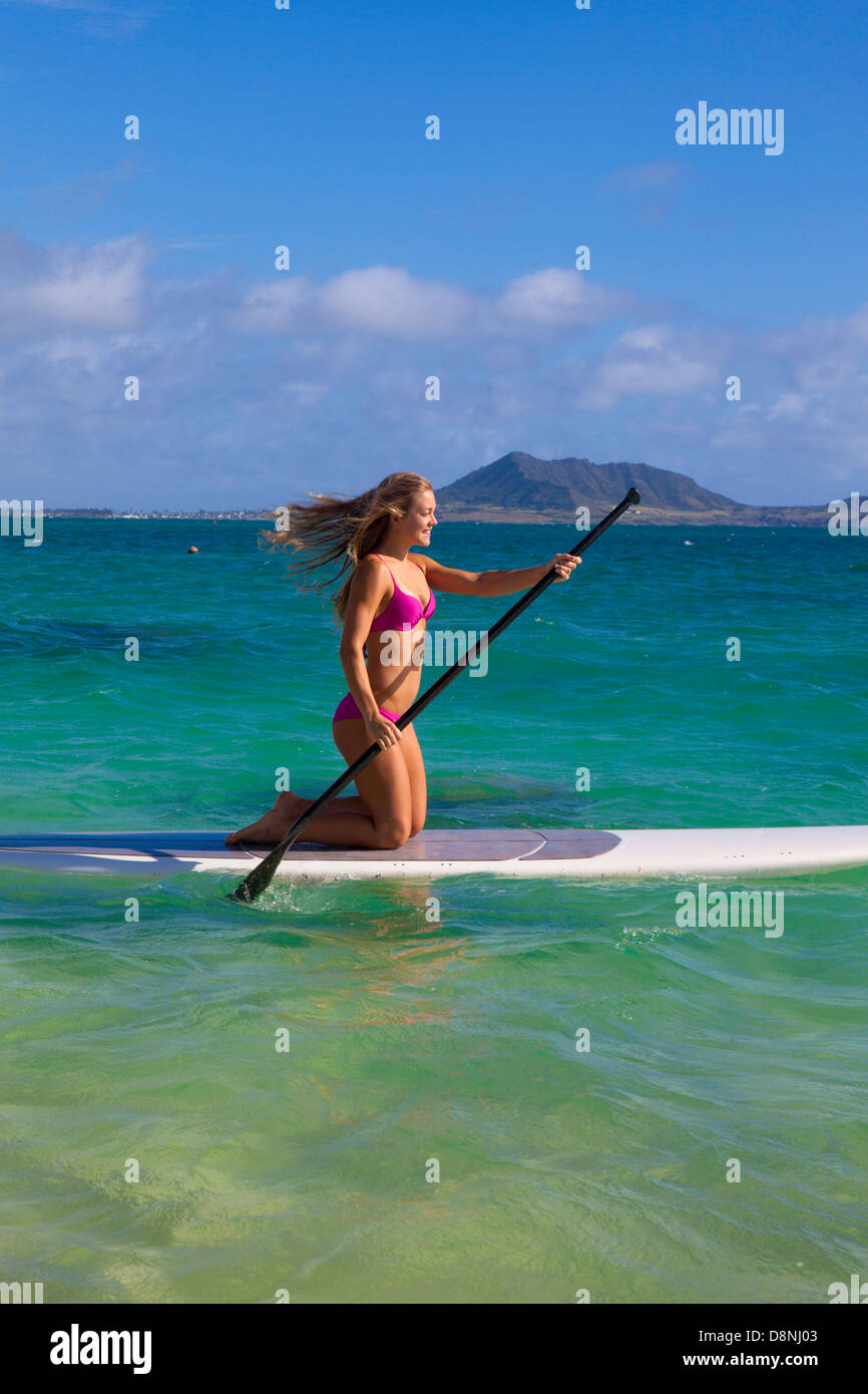 Belle blonde en bikini on paddle board Banque D'Images