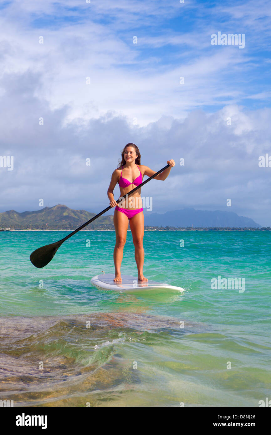 Belle blonde en bikini on paddle board Banque D'Images