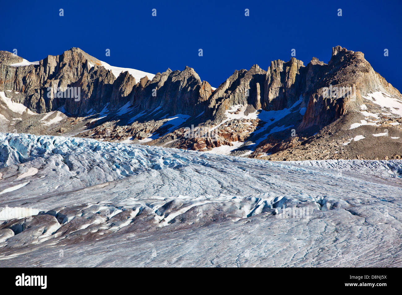 Alpes de Haute montagne avec des glaciers. Banque D'Images
