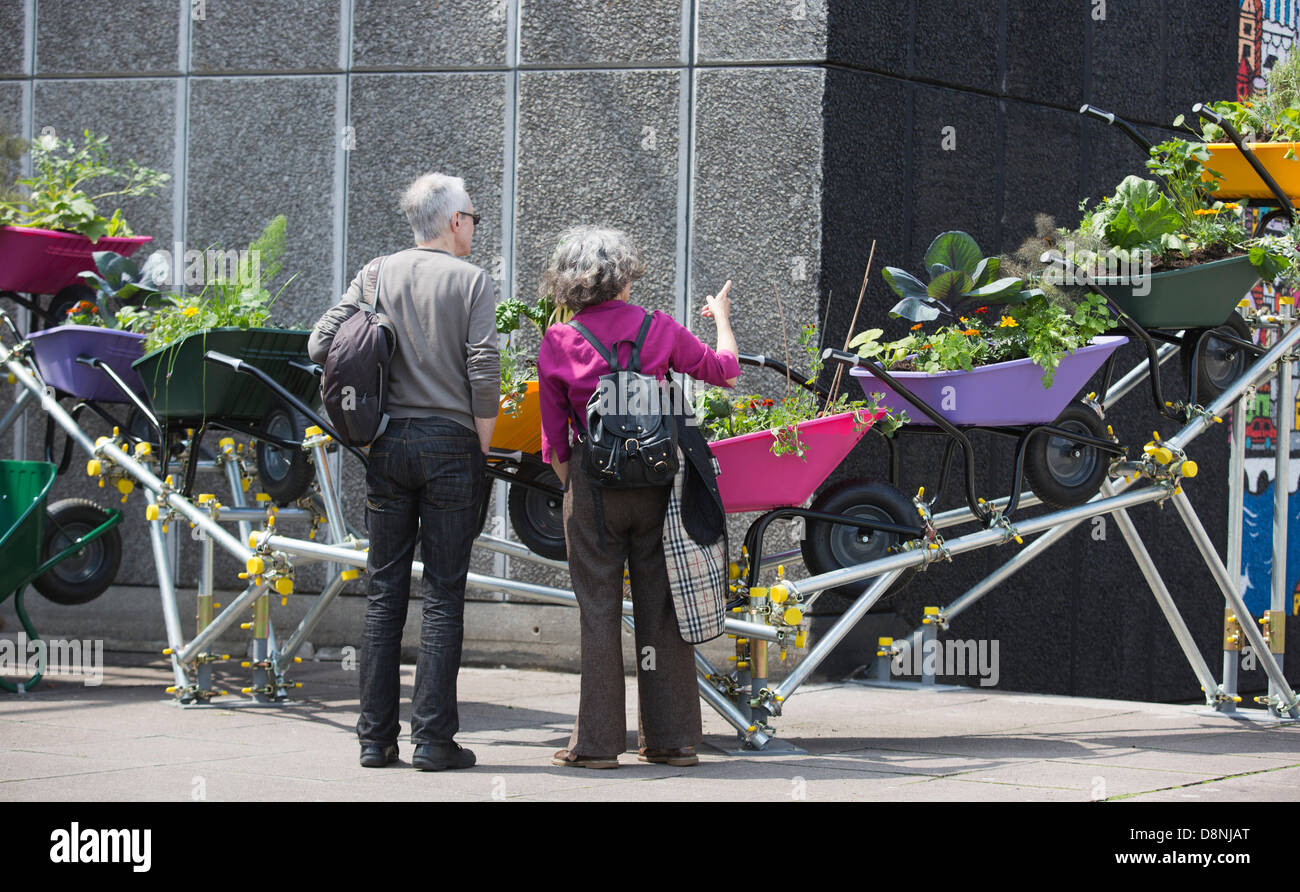 Londres, Royaume-Uni, 31 mai 2013, un roller-coaster fait de roue-barrows attire l'attention. La fête de quartier avec des peintures murales, installations artistiques et commence à serres le Southbank Centre et du Queen's Walk, London. Il se poursuivra jusqu'au 28 septembre 2013. Photo : Nick Savage/Alamy Live News Banque D'Images