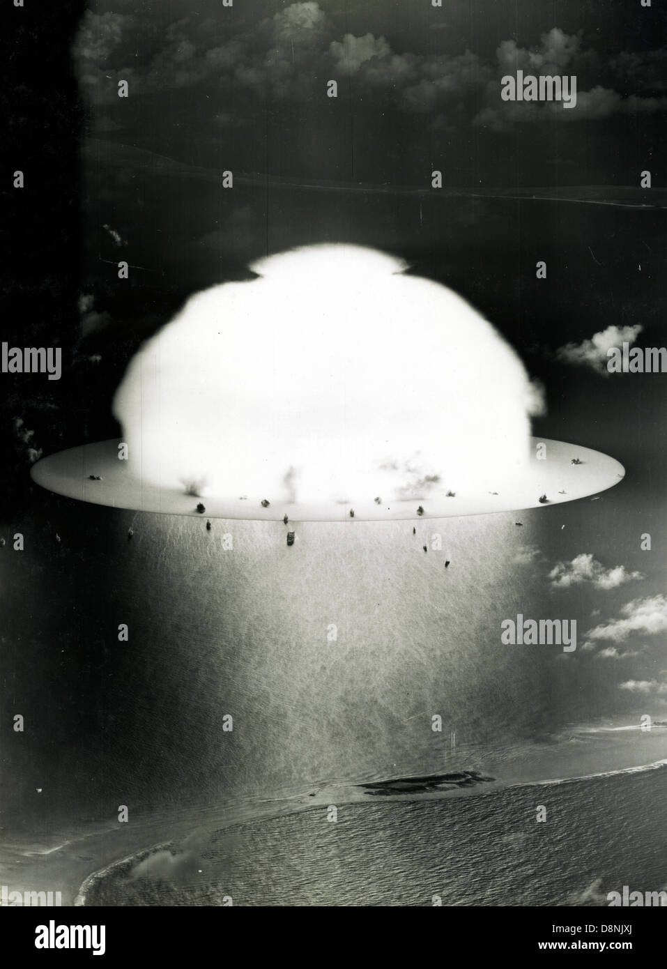 Champignon atomique avec les navires ci-dessous lors de l'opération Crossroads les essais d'armes sur l'atoll de Bikini Banque D'Images