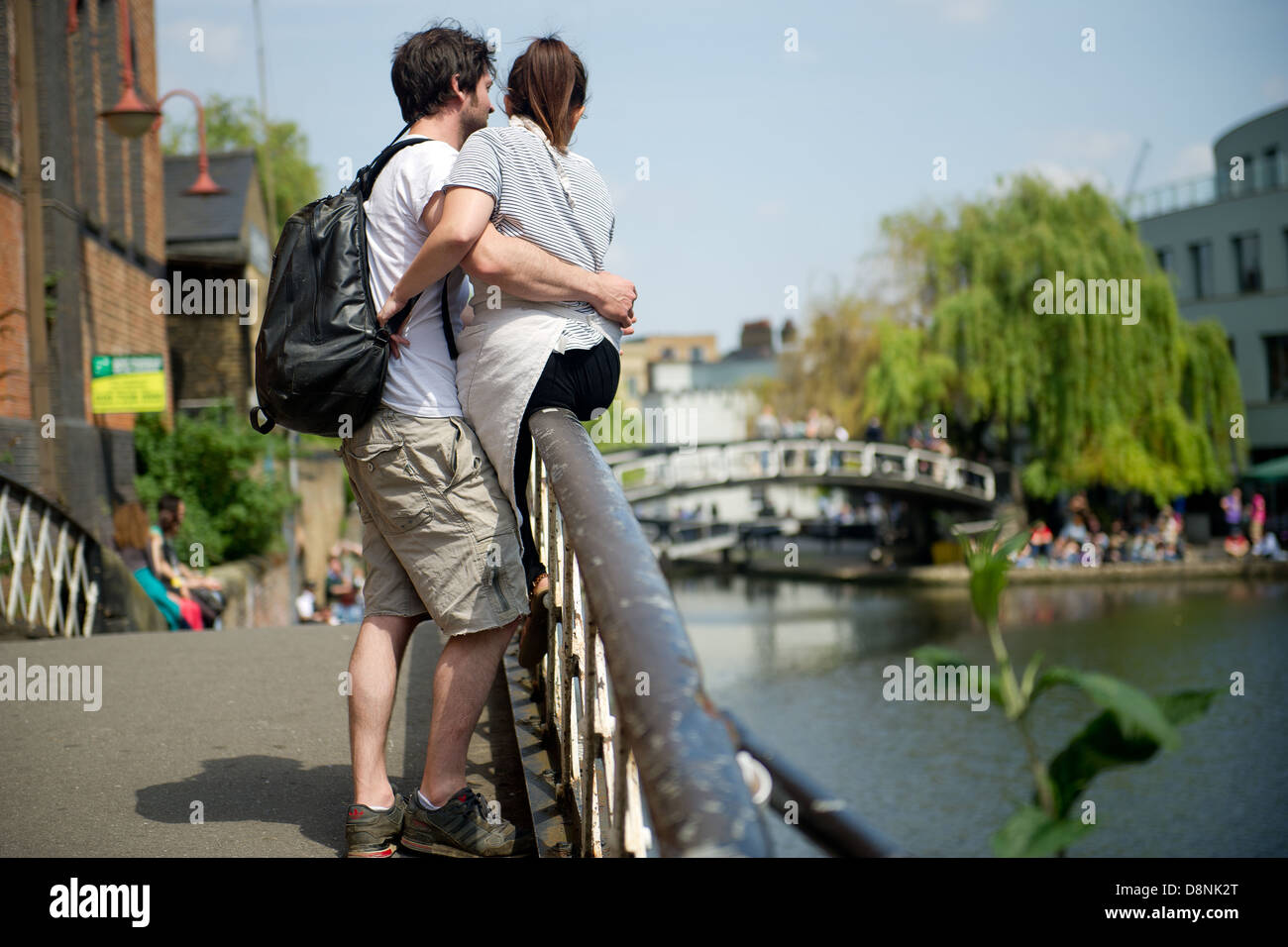 Un couple d'oeil plus de Regents Canal à Camden, Londres, Royaume-Uni. Banque D'Images