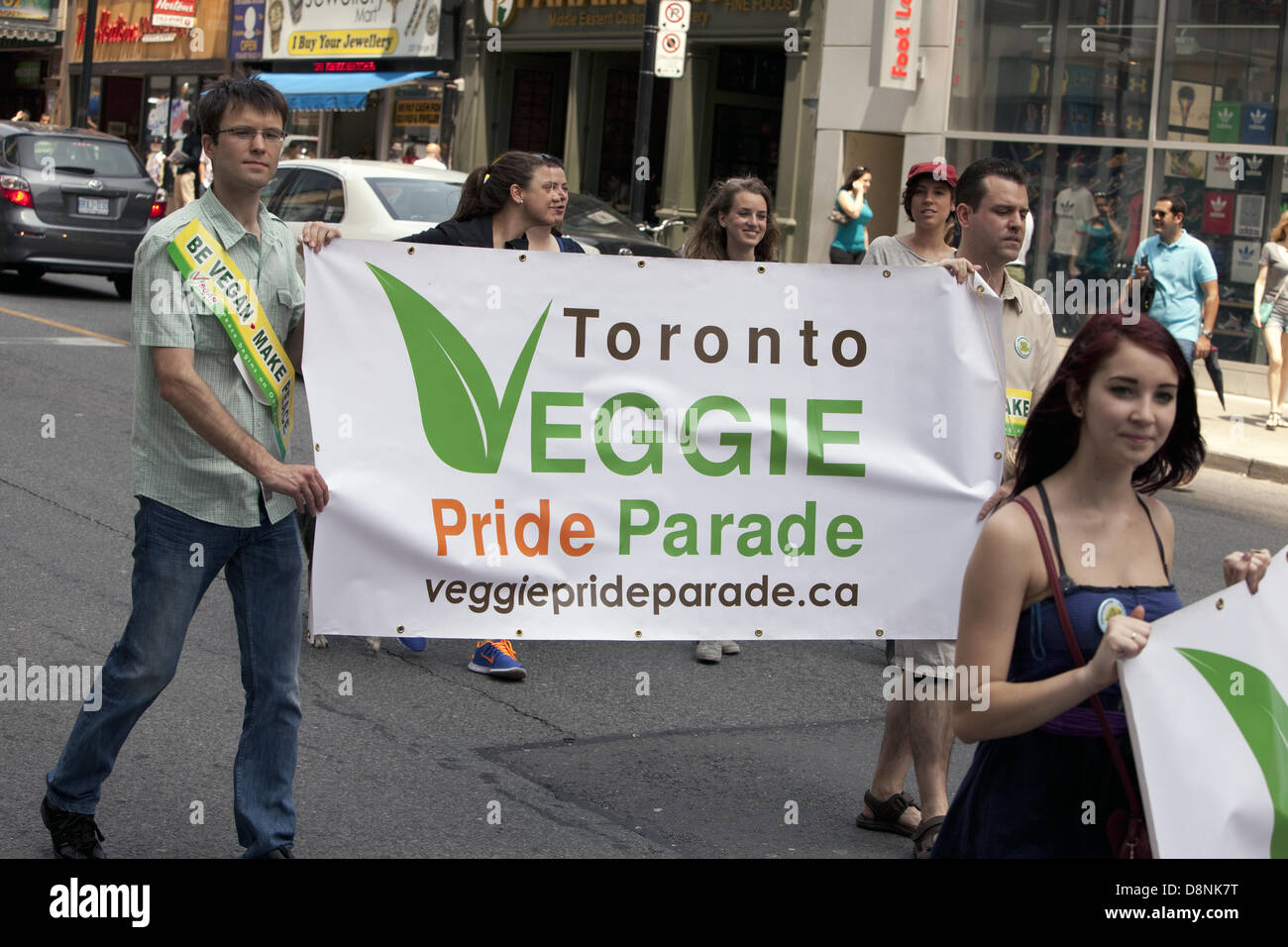 Toronto, Canada. 1er juin 2013. Les participants du défilé de la Veggie Pride marchant sur la rue Yonge, 1 juin 2013 à Toronto, Canada. Banque D'Images
