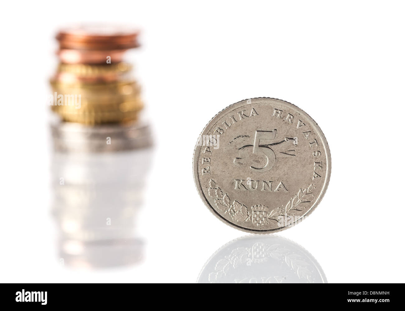 Un comité permanent 5 kuna croate - pièce de monnaie - en face de la pile d'euros  et centimes d'euro sur une surface réfléchissante blanche Photo Stock -  Alamy