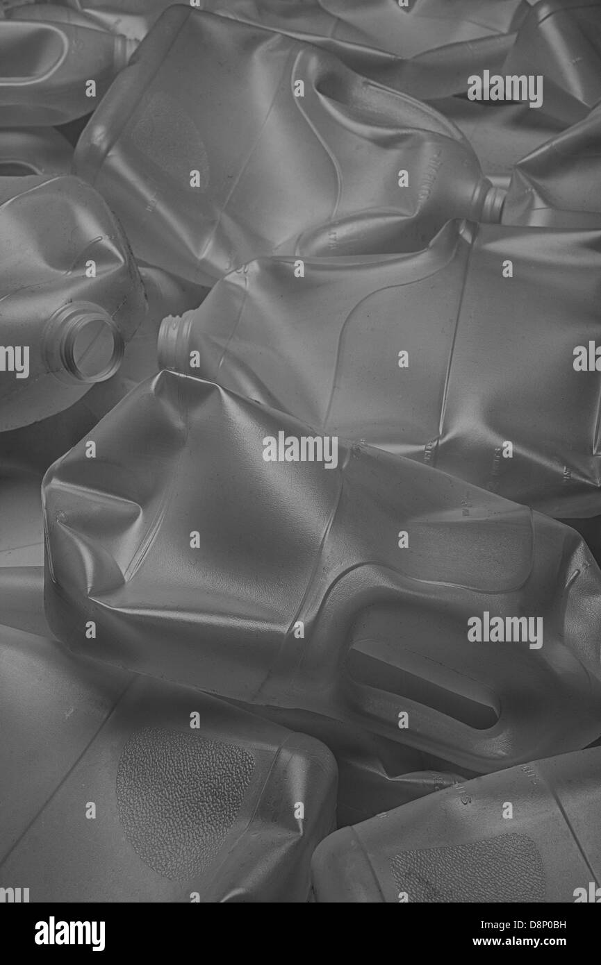 Les contenants de lait en plastique recyclable nécessité de recycler l'énergie limitée en raison de l'approvisionnement en pétrole devenir semi-cristallin d'enfouissement des déchets Banque D'Images