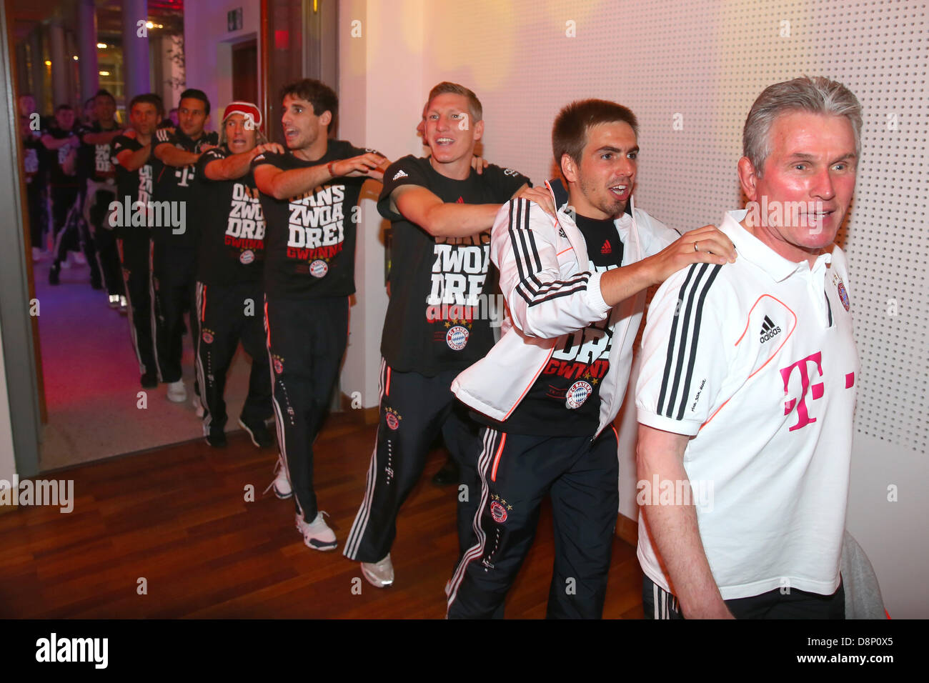 Berlin, Allemagne. 1er juin 2013. Jupp Heynckes (R), à l'entraîneur du Bayern Munich, arrive avec son palyers pour le FC Bayern München parti des champions après avoir remporté la finale de la Coupe DFB allemand Deutsche Telekom à represantive chambre le 1 juin 2013 à Berlin, Allemagne. Photo : Alexander Hassenstein/Bongarts/Getty Images/afp/Alamy Live News Banque D'Images