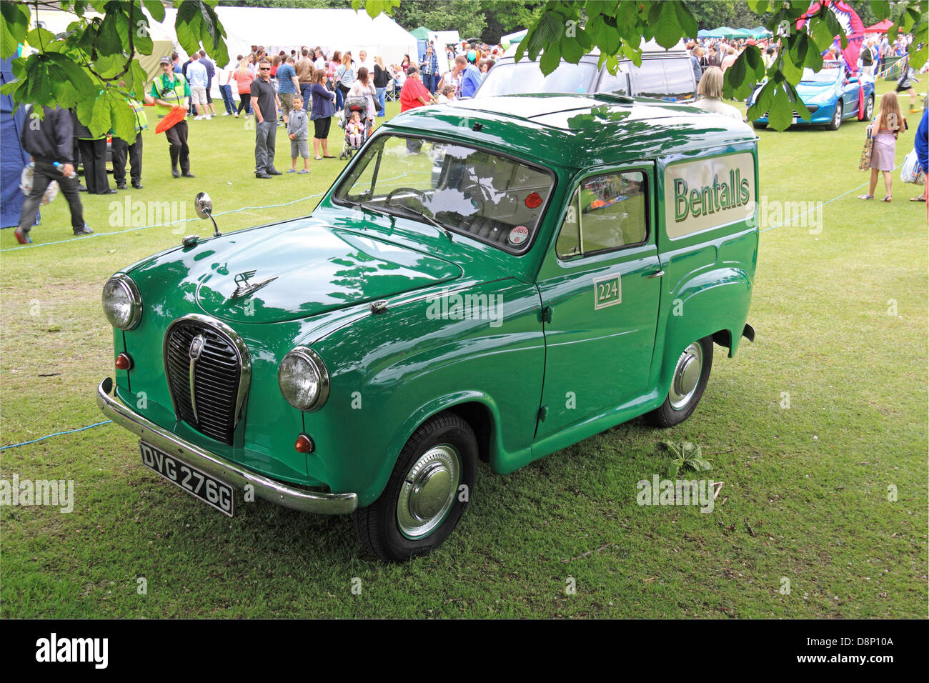 Molesey Carnaval, Surrey, UK. Samedi 1er juin 2013. Austin A35 van peint dans la livrée de Bentalls, un magasin et un centre commercial dans les environs de Kingston upon Thames. Plus de photos de Molesey Carnival de années précédentes sur le site principal. Banque D'Images