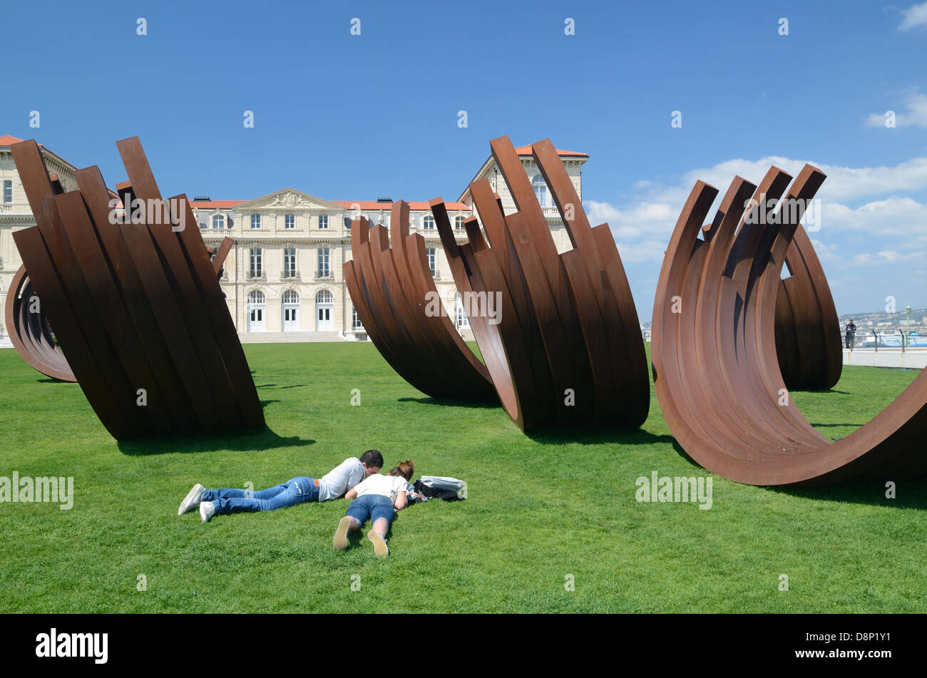 Young Couple Relaxing in Park Pharo ou les jardins du Palais du Pharo et des sculptures de Bernar Venet Marseille France Banque D'Images
