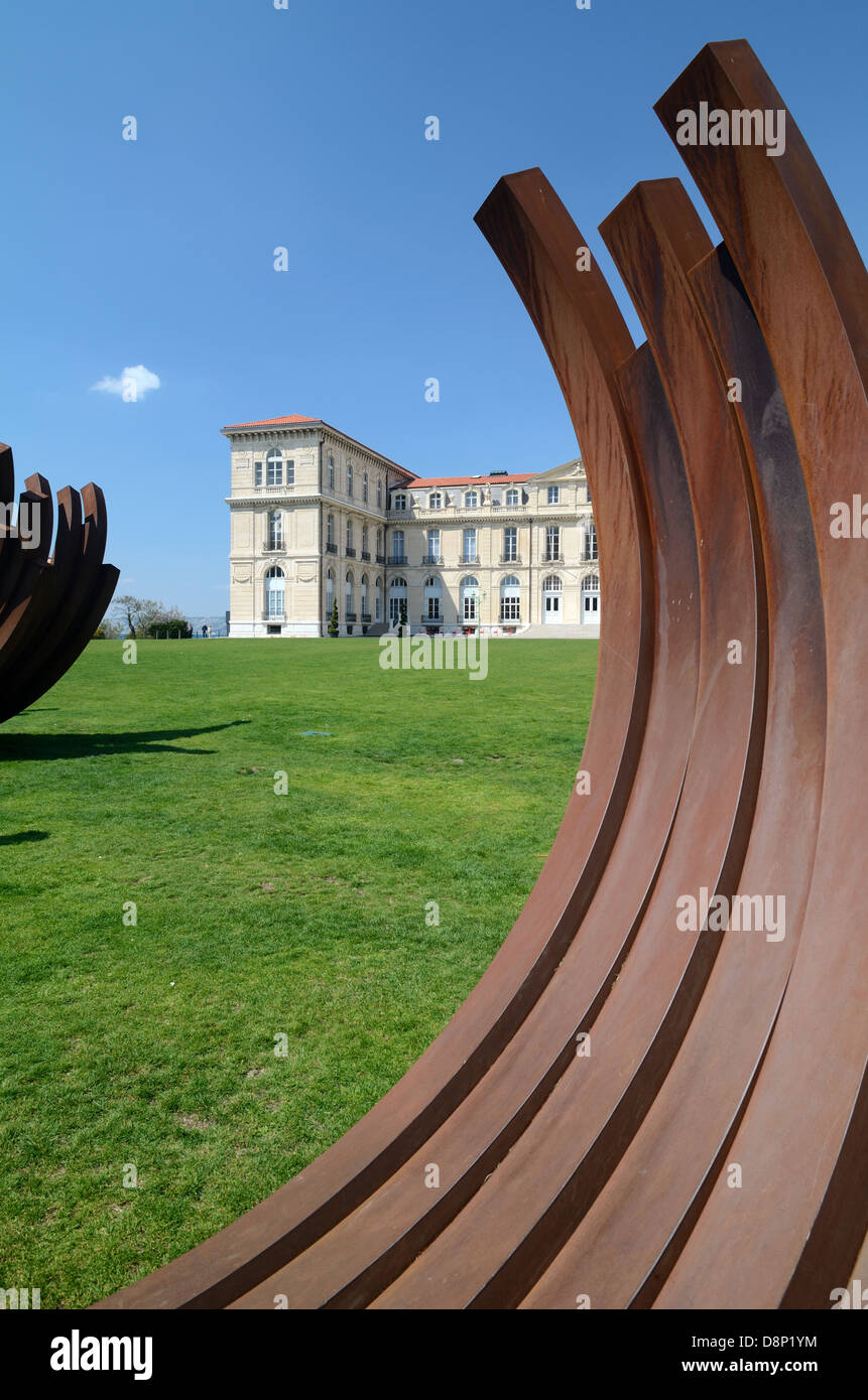 Palais De Pharo Ou Palais Du Pharo Parc Public Jardin & Sculptures En Métal Ou Art Moderne Par Bernar Venet Marseille Banque D'Images