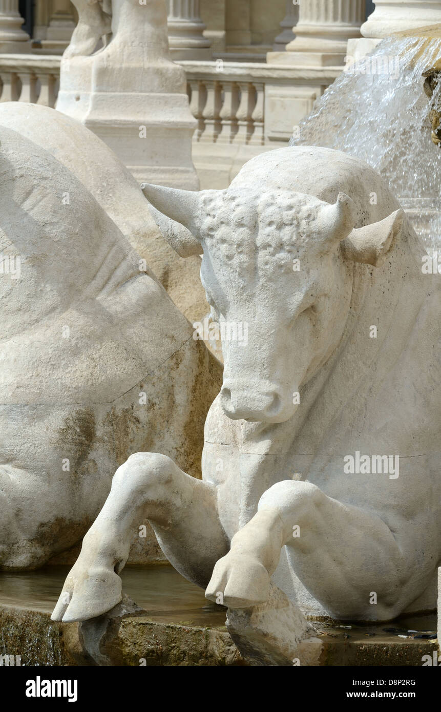 Camargue Taureau De Fontaine Baroque Au Palais Longchamp (1839-1869) Ou Château De Longchamp Château D'Eau Marseille Provence France Banque D'Images