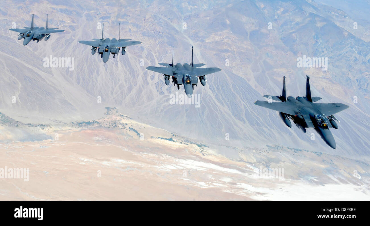 US Air Force F-15E Strike Eagle fighters volent en formation, 21 juin 2011 à Fort Irwin, CA. Banque D'Images