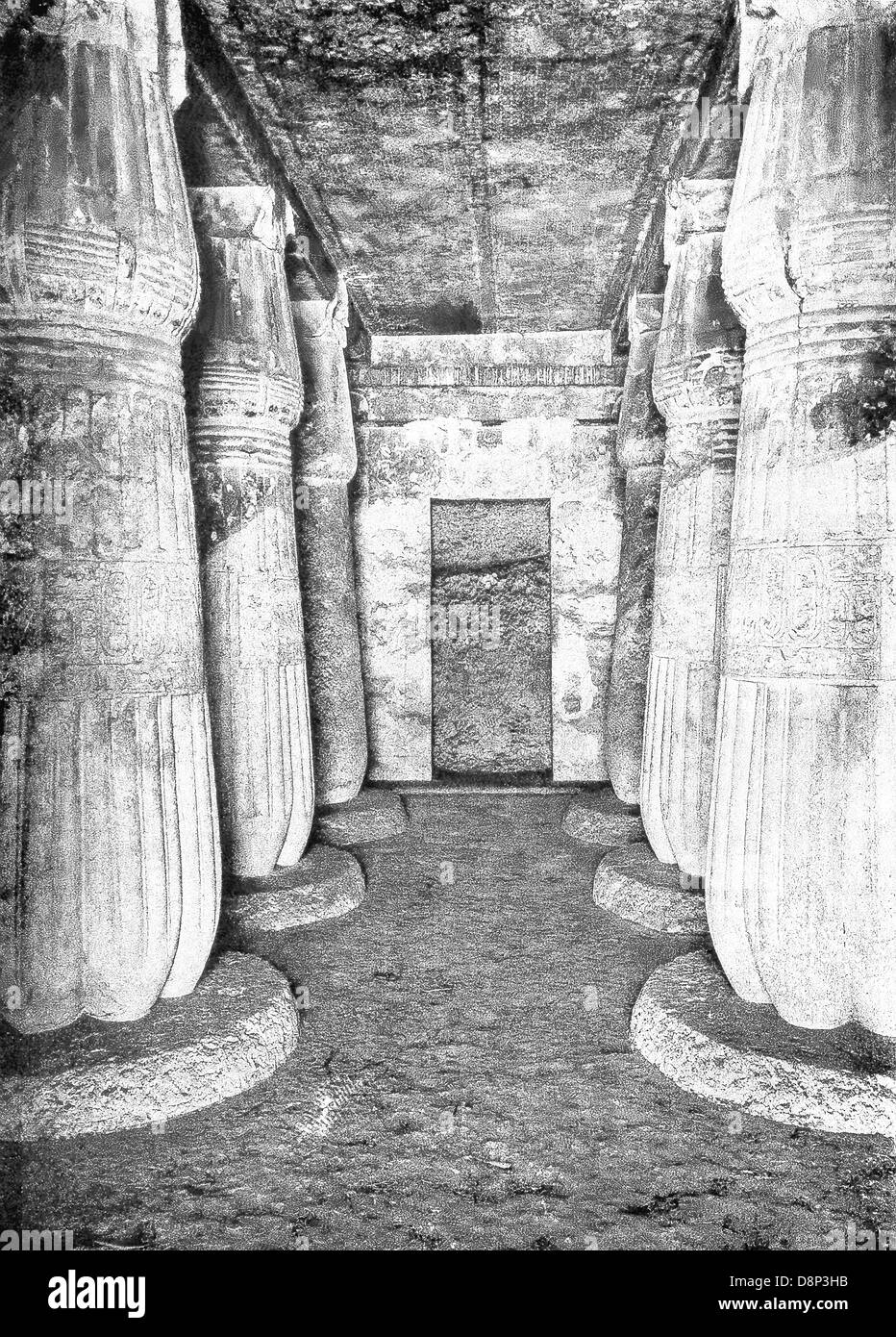 L'allée centrale dans la pièce principale d'un tombeau en rock dynastie Amarna, et le couloir comporte 12 colonnes. Banque D'Images