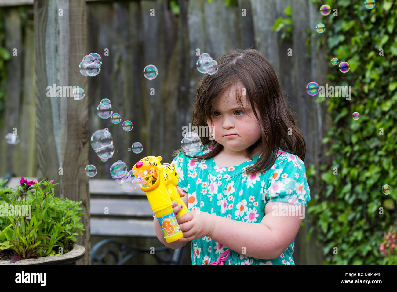 Jeune fille avec le syndrome de Down. Banque D'Images