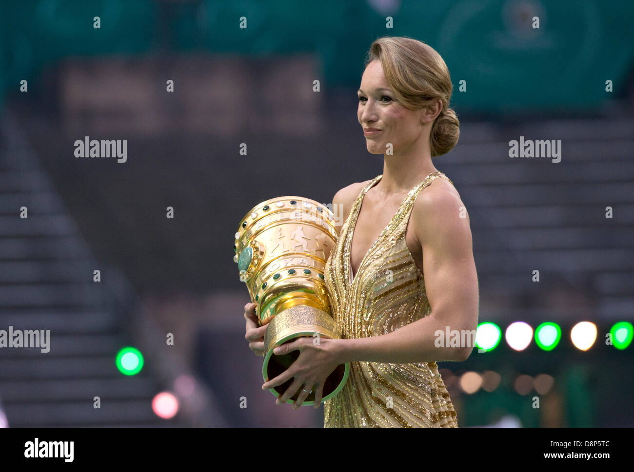 BAU // Berlin , Fußball DFB Pokal Finale Bayern München vs VFB Stuttgart,  vor dem Spiel : Kickboxerin Christine THEISS mit dem Pokal Photo Stock -  Alamy