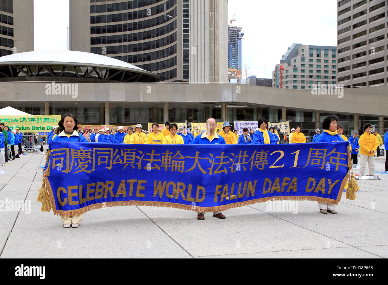 Les partisans du Falun Gong portant une banderole à Toronto Banque D'Images