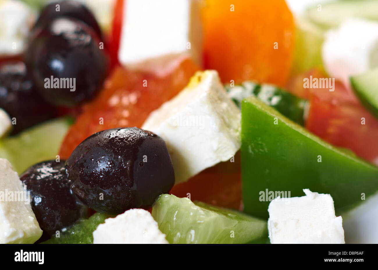 Salade grecque à la feta, tomates et olives noires . selective focus Banque D'Images