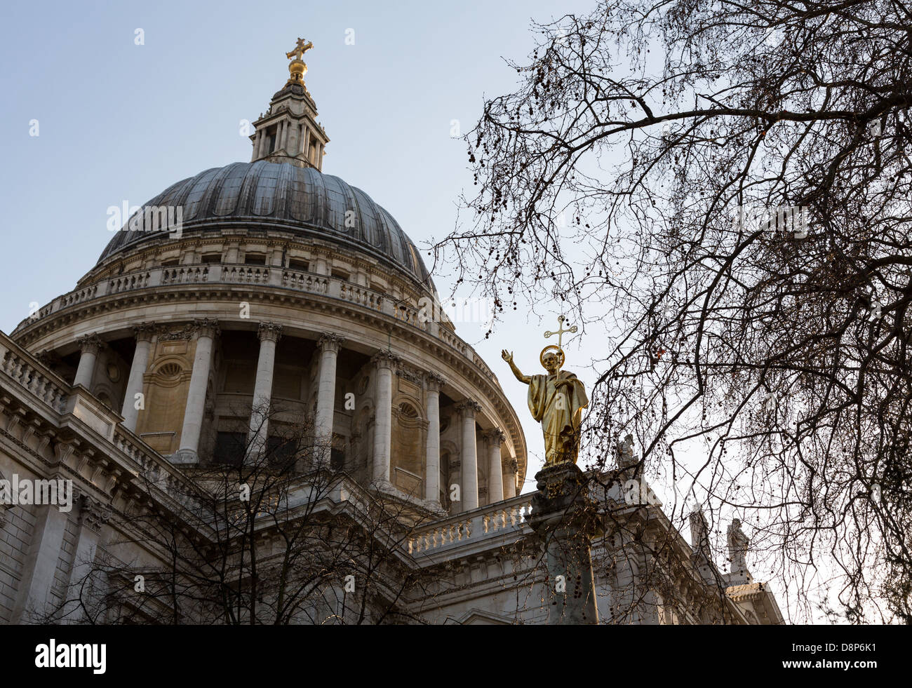 Statue en or de Saint Paul dans la Cathédrale St Paul à Londres en Angleterre au crépuscule lorsque le soleil est en train de mettre bas dans le ciel. Banque D'Images