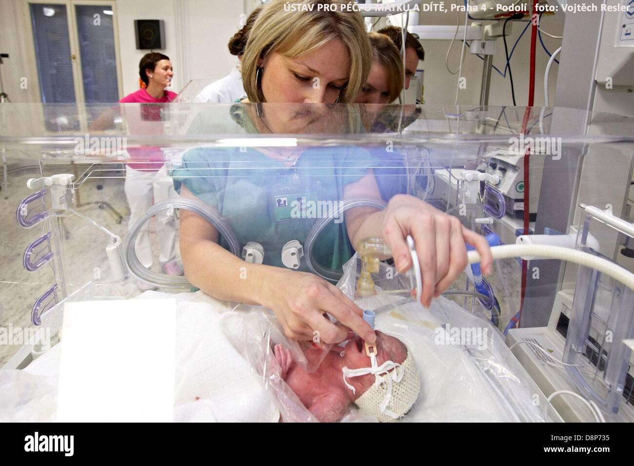 Prague, République tchèque. 2 juin, 2013. L'équipe assiste à l'opération de quintuplées vingt-trois ans, Alexandra Kinova au cours de l'opération césarienne réussie à Prague's Maternity Hospital, où elle a livré quatre garçons et une fille, le dimanche 2 juin 2013. Les bébés et leur mère sont tous en bonne santé et en bon état. ***Images courtoisie de l'hôpital, la ligne de crédit doivent noter : (Alamy Live News/CTK Photo/rest o matku peci pro un dite/Vojtech Resler) *** Banque D'Images