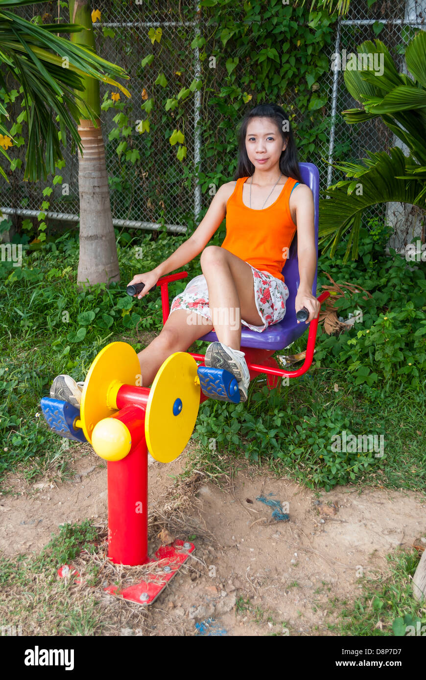 Thai Girl asiatique avec l'exercice de la machine en parc public. Banque D'Images