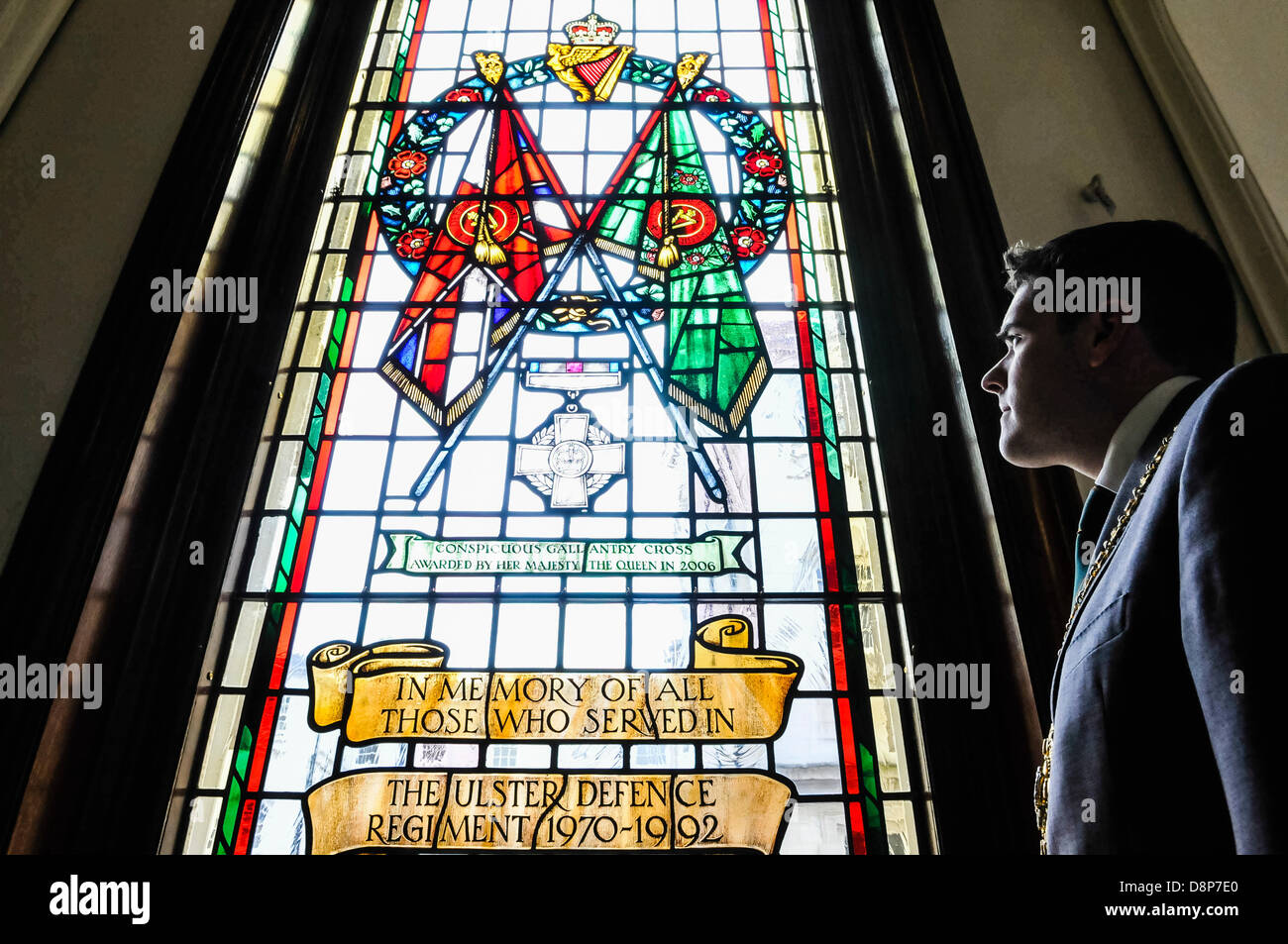 2 juin 2013, Belfast, Irlande du Nord. Sur son dernier jour officiel dans office, maire Gavin Robinson admire la fenêtre récemment rénové dans Belfast City Hall, pour commémorer les hommes et les femmes qui ont servi sous l'UDR durant les troubles. Banque D'Images
