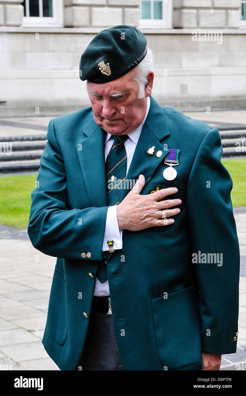 2 juin 2013, Belfast, Irlande du Nord. Un ex-soldat se souvient de camarades tombés lors d'une commémoration pour les hommes et les femmes qui ont servi sous l'UDR durant les troubles. Banque D'Images
