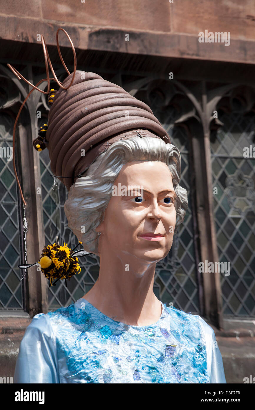 Chester, Royaume-Uni. 2 juin 2013. 60 géants et leurs équipes ont pris part à la fête, Festival géant Chester Elizabeth II Coronation du Jubilé.Le thème de cette année est bugs ! Mettant en lumière la situation critique de l'humble bourdon. Credit : Cernan Elias/Alamy Live News Banque D'Images