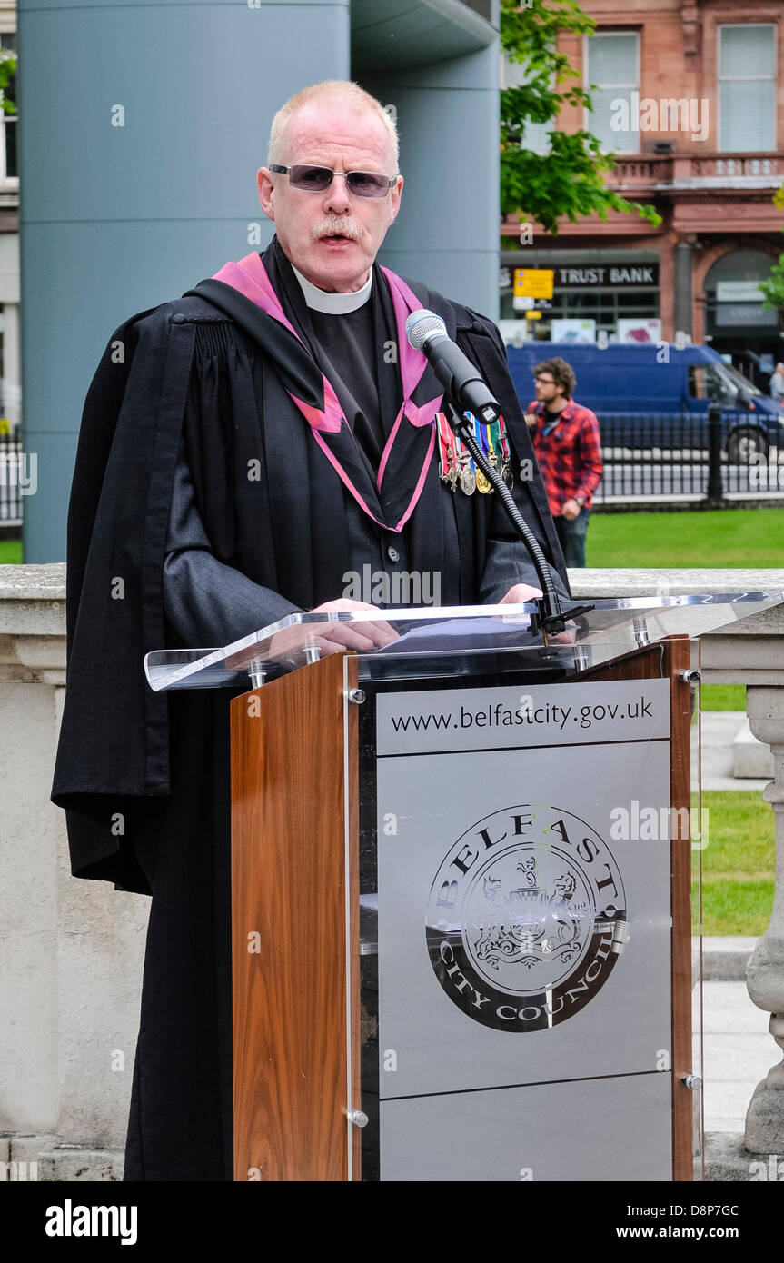 2 juin 2013, Belfast, Irlande du Nord. L'aumônier, le pasteur Professeur J Patton Taylor mène la cérémonie pour commémorer les hommes et les femmes qui ont servi sous l'UDR durant les troubles. Banque D'Images