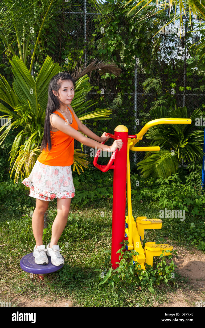 Thai Girl asiatique avec l'exercice de la machine en parc public. Banque D'Images