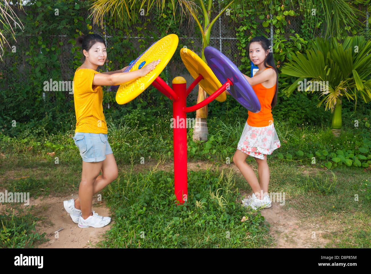Filles Thai asiatique avec l'exercice de la machine en parc public. Banque D'Images