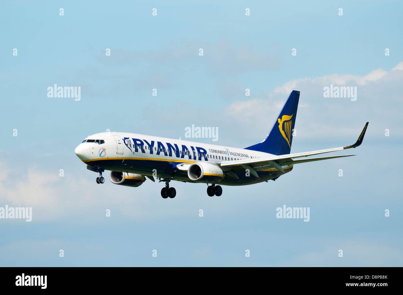 Un Boeing 737 de Ryanair débarquant à l'aéroport East Midlands Banque D'Images
