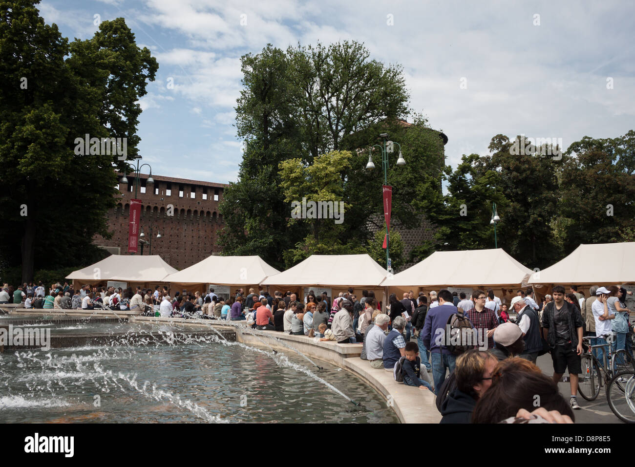 Milan, Italie - 1 juin 2013 : personnes visitent Gelato Festival, événement annuel dédié à la tradition des glaces italiennes à Milan. Banque D'Images