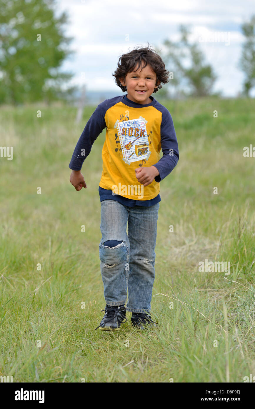 Jeune garçon avec un pantalon déchiré, Wallowa Valley, Oregon Photo Stock -  Alamy