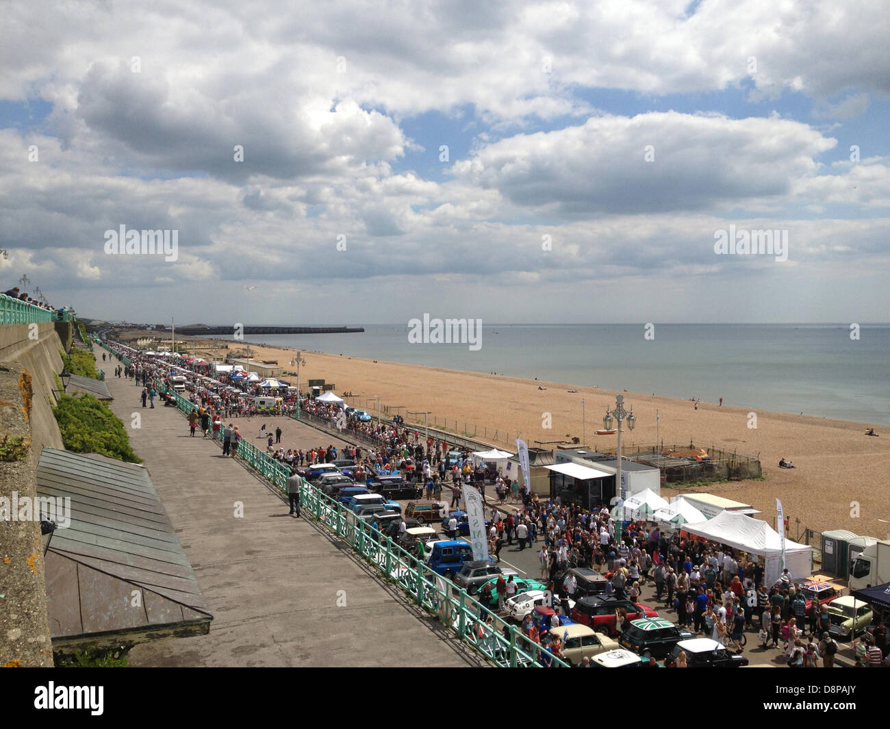 Brighton, UK. 2 juin 2013. Des centaines de mini-voitures, anciens et nouveaux, arriver sur le front de mer de Brighton. De partir de Crystal Palace Park, Londres, 2100 Les minis, anciens et nouveaux, promenade sur l'A23 avant de monter à l'arrivée de front de Madeira Park, Brighton, dans le cadre du rapport annuel de Londres à Brighton Mini run. Credit : Graham Hush/Alamy Live News Banque D'Images