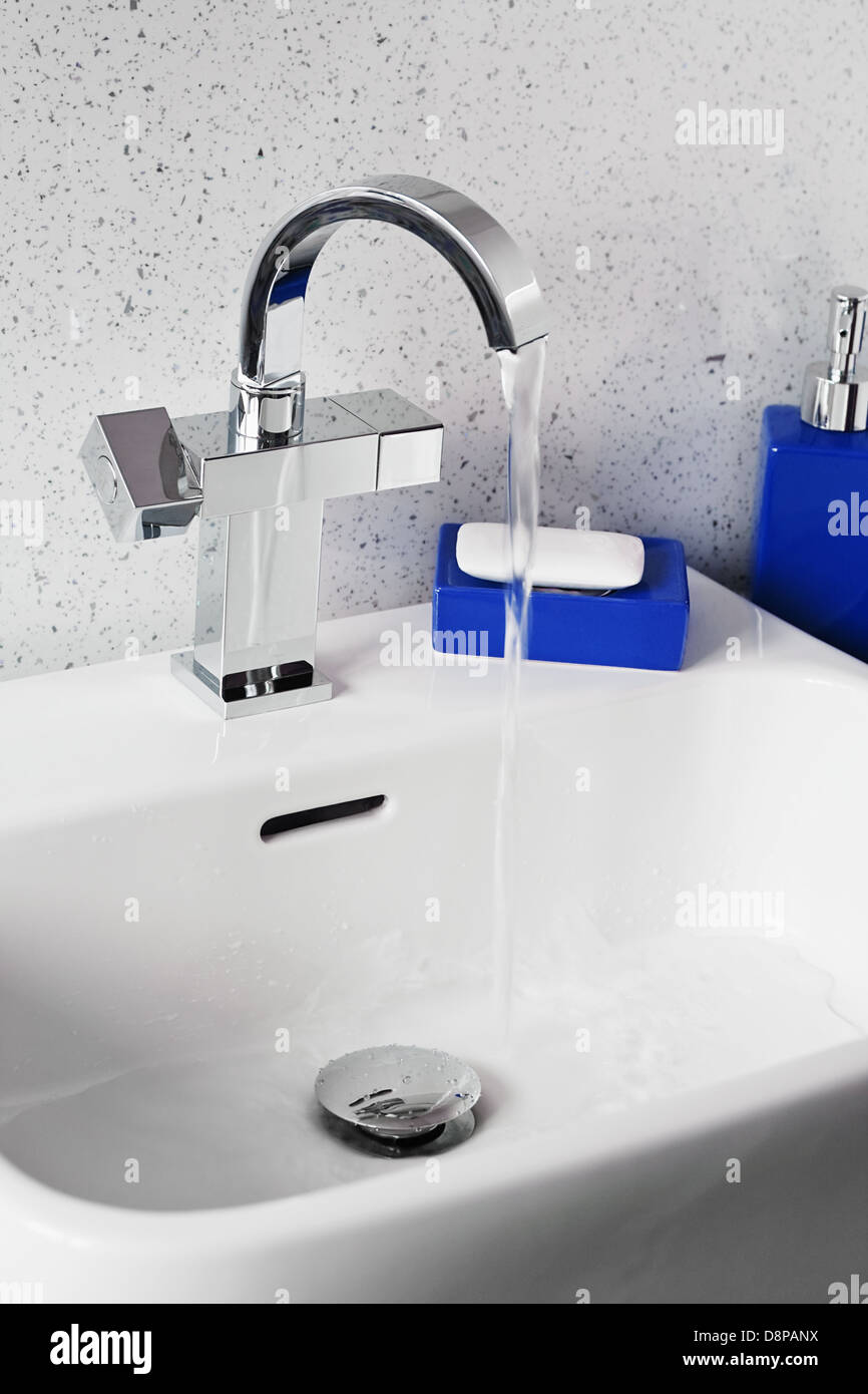 Robinet mélangeur sur un évier de salle de bains moderne et contemporain Banque D'Images