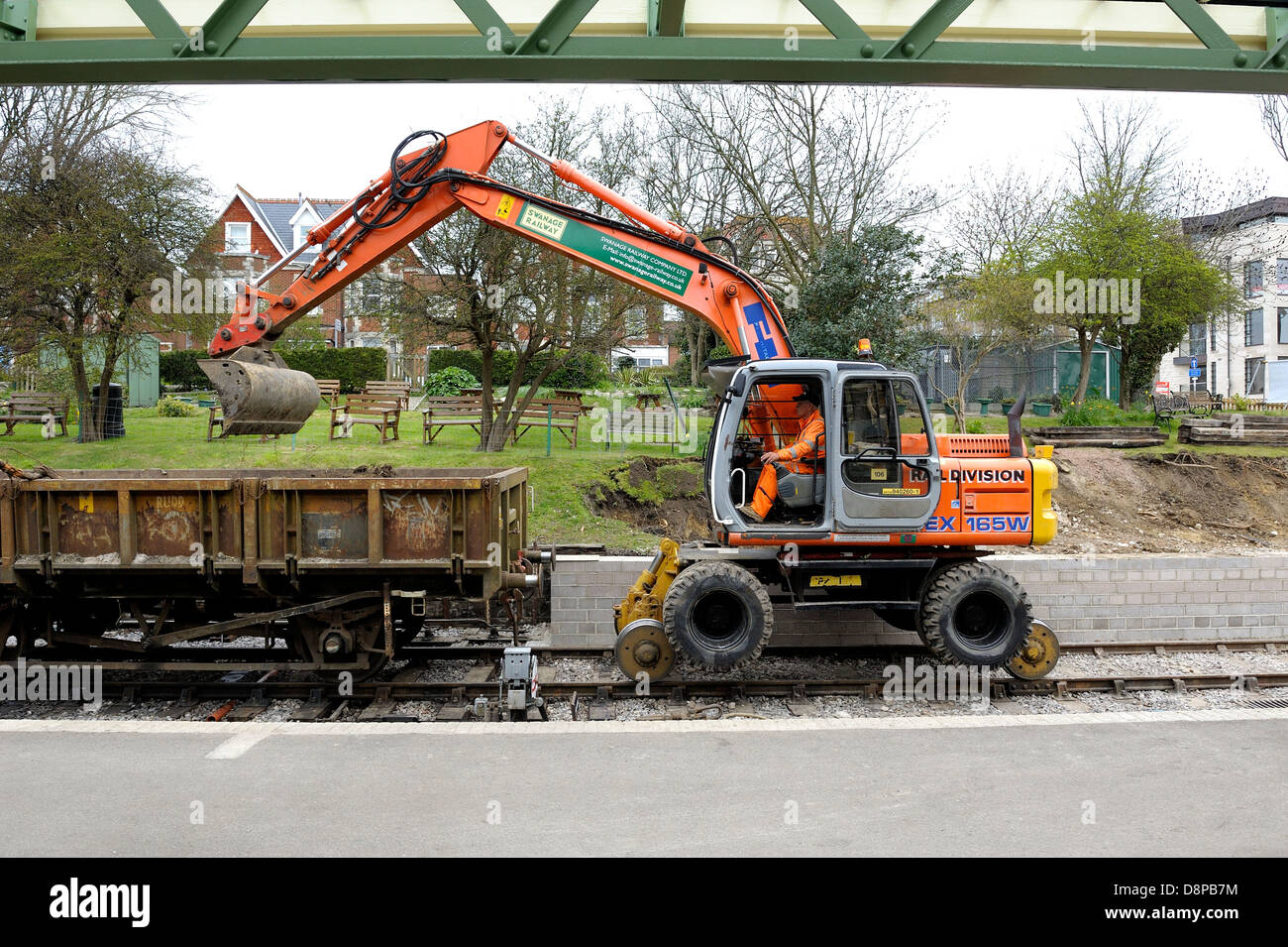 Fiat-Hitachi ex-165W Mega10 pelle Railer utilisée pour effacer le remblai à la gare de Swanage Dorset England uk Banque D'Images