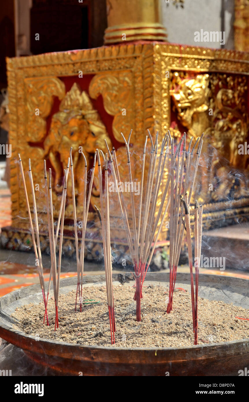 Joss sticks rouge brûler dans temple Thaïlande Banque D'Images