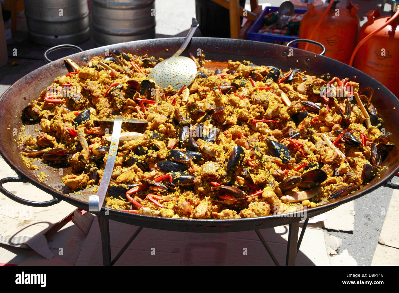 La Paella espagnole mi-cuit Banque D'Images