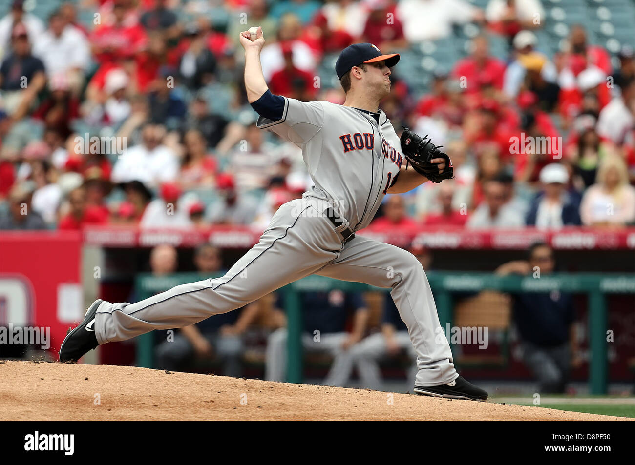 Anaheim, Californie, USA. 2 juin 2013. Le lanceur partant des Houston Astros Jordan Lyles (18) emplacements au cours de la Petite Ligue de jour et le jeu entre les Astros de Houston et les Angels de Los Angeles au Angel Stadium le 2 juin 2013 à Anaheim, en Californie. Rob Carmell/CSM/Alamy Live News Banque D'Images