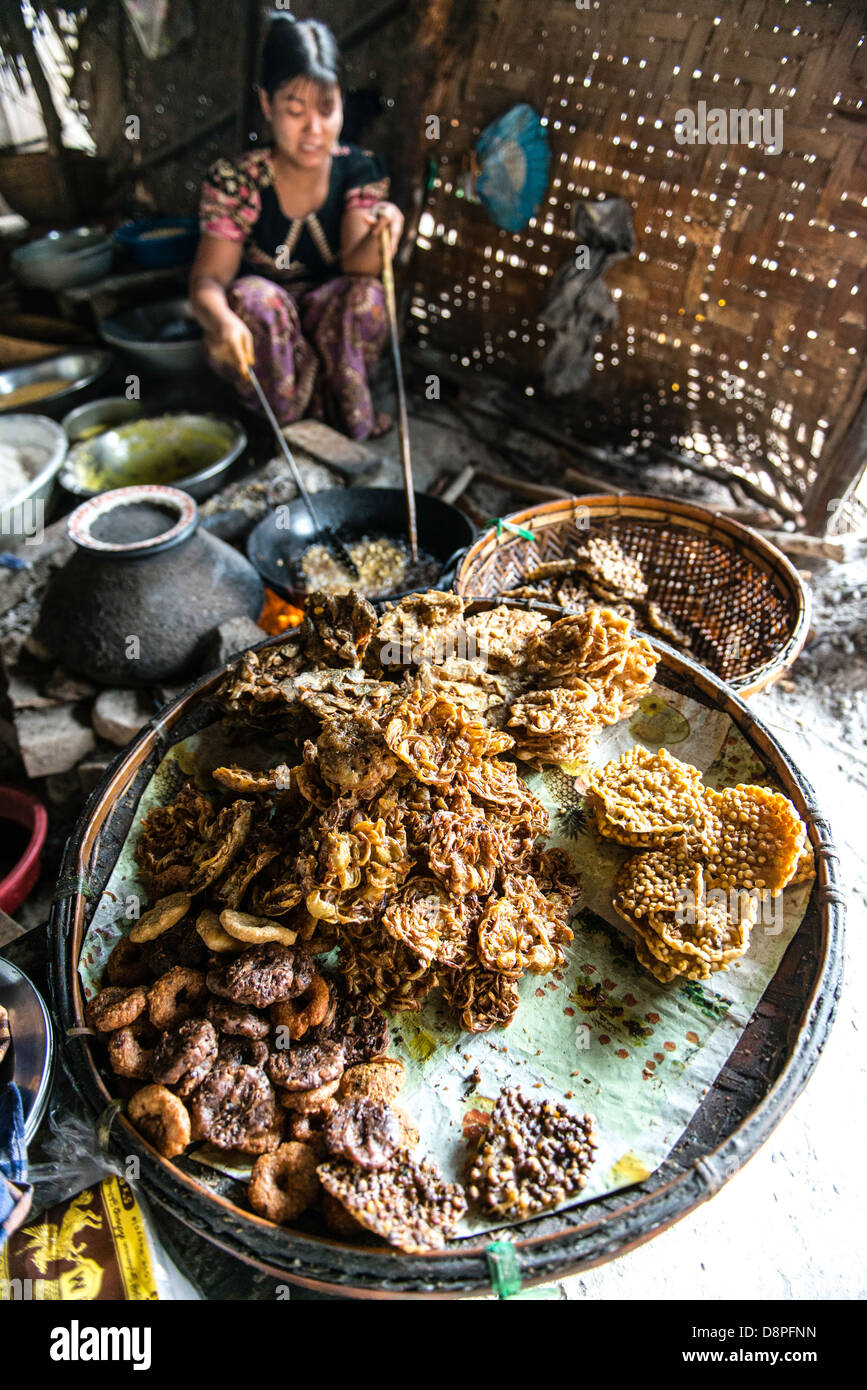 La cuisine birmane des aliments de rue traditionnels au marché local par pont Ubein Mandalay Birmanie Myanmar Banque D'Images