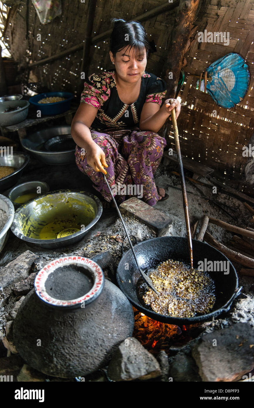 La cuisine birmane des aliments de rue traditionnels au marché local par pont Ubein Mandalay Birmanie Myanmar Banque D'Images